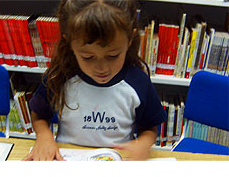 Mejor kinder de México - Alumna leyendo - Colegio Williams